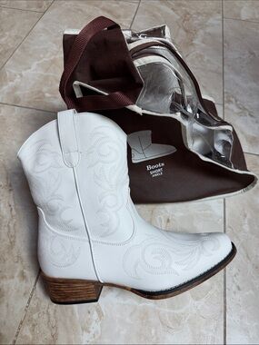 Dream Pairs White Embroidered Western Heeled Boot